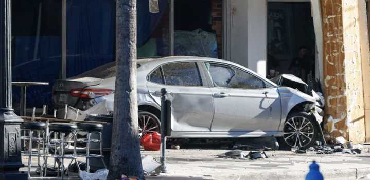 Auto que huía de la policía choca contra un bar en Tampa, hay cuatro muertos y 11 heridos; el conductor fue detenido