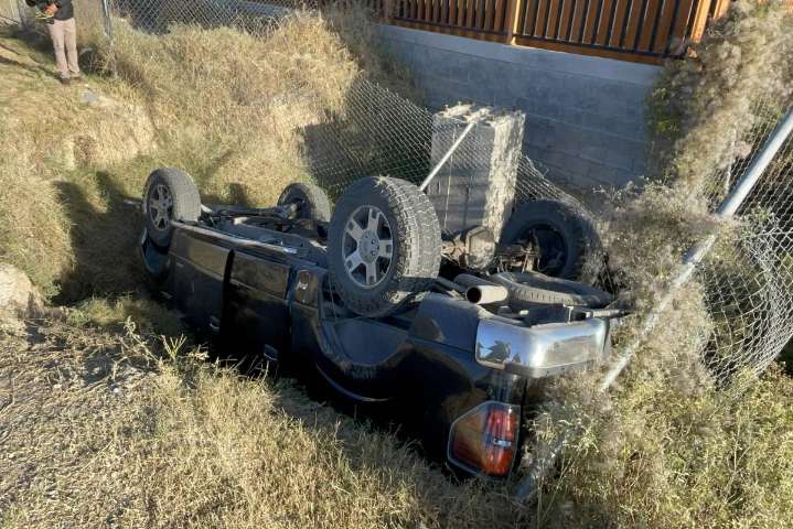 Vuelca joven en arroyo al ceder paso a ambulancia en Saltillo