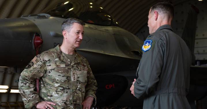 Jefe militar de EE. UU. llega a Puerto Rico en plena expansión de operaciones en el Caribe