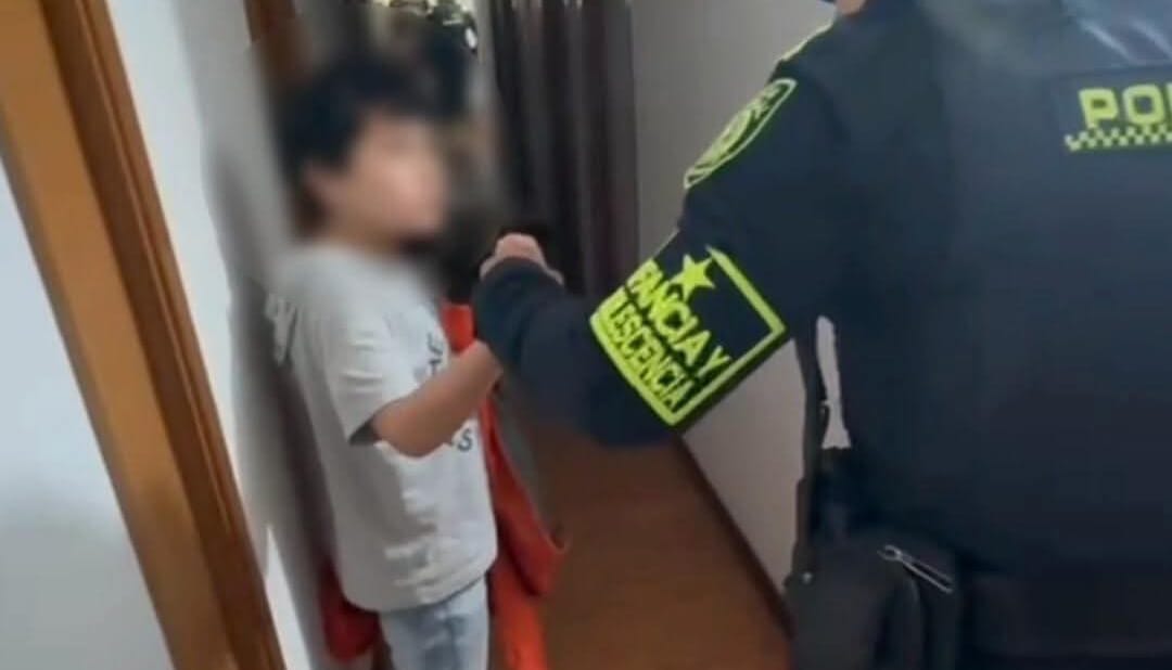 Menor de 8 años fue hallado en presunto estado de abandono en un apartamento