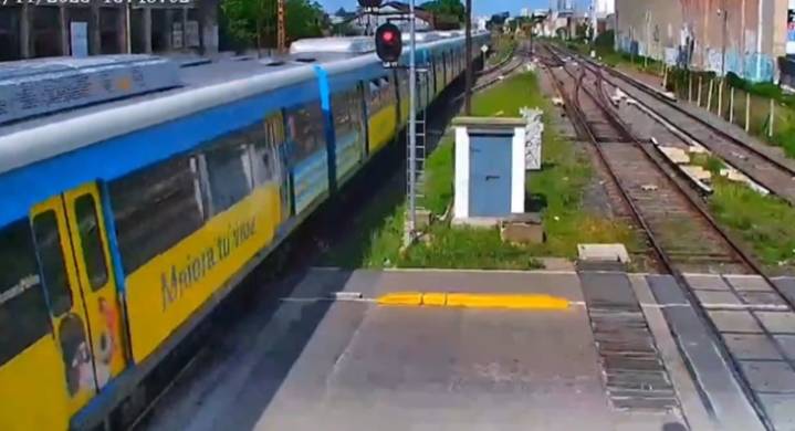 Video: así fue el momento en el que el tren Sarmiento descarrilaba en Liniers