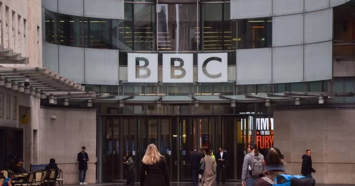 Qué está pasando en la BBC y por qué sufre para defenderse de la campaña de la derecha