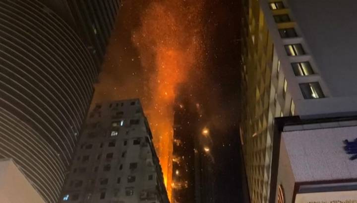 Suben a 13 los fallecidos por el incendio en Hong Kong: reportan varios atrapados