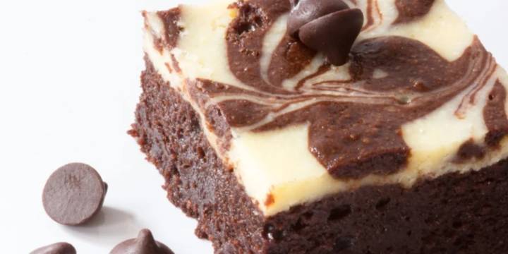 Brownies caseros de cheesecake con chispas de chocolate: el snack ideal y saludable sin harinas