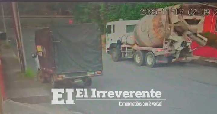 Video del momento en el que una mezcladora, al parecer, sin frenos arrolla dos automóviles en Ibagué
