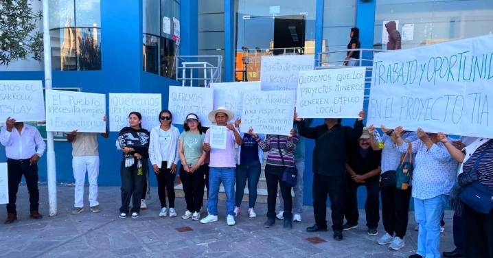 Pobladores de Cocachacra protestan en el municipio exigiendo trabajo en Tía María