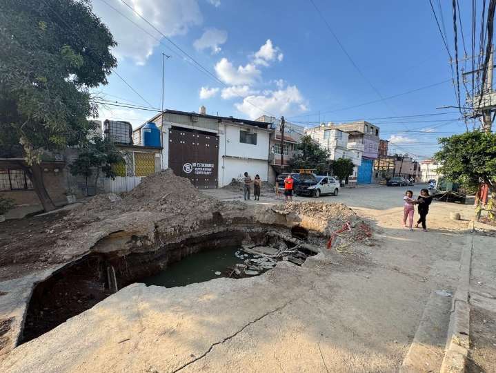 Socavón de 8 metros de diámetro desplaza subsuelo; peligran viviendas en Iztapalapa