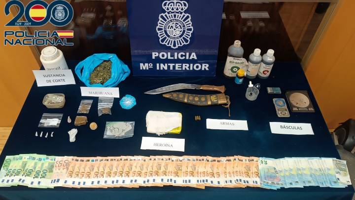 Lanza medio kilo de heroína por la ventana al ver que drones de la policía sobrevolaban su casa en Gondomar