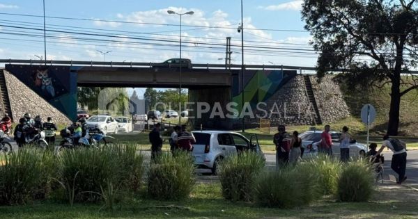 [URGENTE] Brutal choque entre dos autos en la rotonda de UCASAL: tránsito cortado