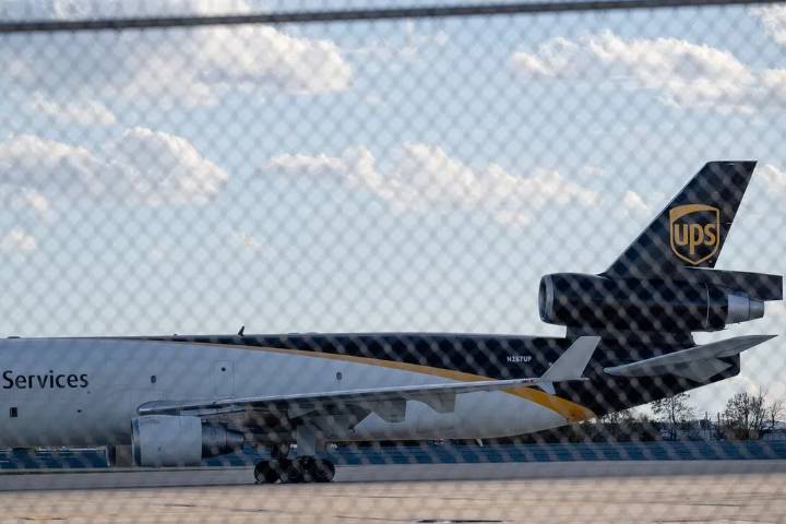 UPS, FedEx ground plane model involved in deadly Louisville crash