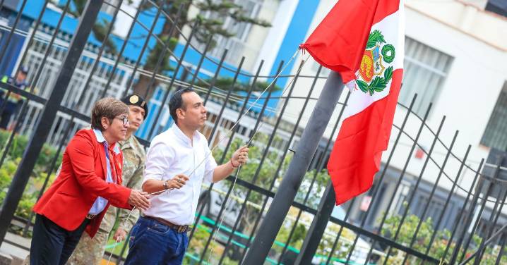 José Jerí regresa a su colegio para izar la bandera: "Nada se construye de la noche a la mañana"