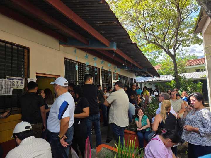 Largas filas y cánticos partidistas marcan el desarrollo de las elecciones en Honduras