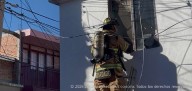 COMBATEN INCENDIO DOMICILIARIO EN TRES CRUCES
