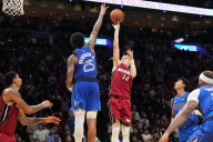 Tyler Herro anota 24 puntos en su debut de temporada y Heat supera 106