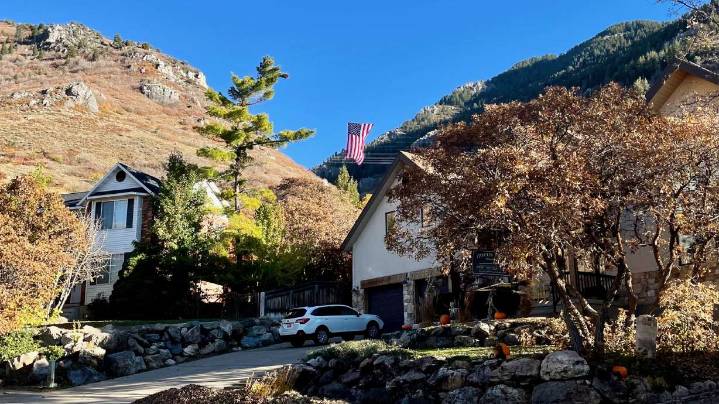 'The Major,' a giant U.S. flag created to honor military veterans, is again flying in North Ogden