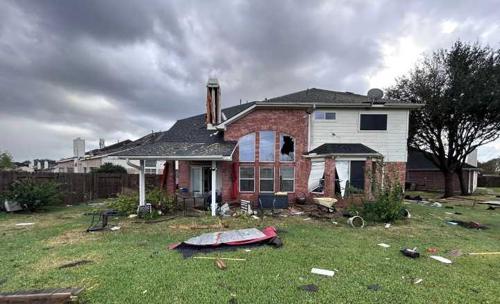 Tornado en Houston hoy deja más de 100 casas dañadas y miles sin luz tras fuertes tormentas