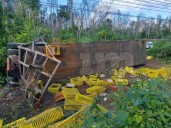 Rapiñan tráiler con cargamento de pollo, tras volcar en José María Morelos