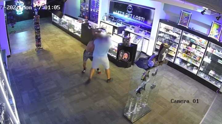 1 arrested, 1 injured after fight between delivery driver, store employee in Jensen Beach mall 