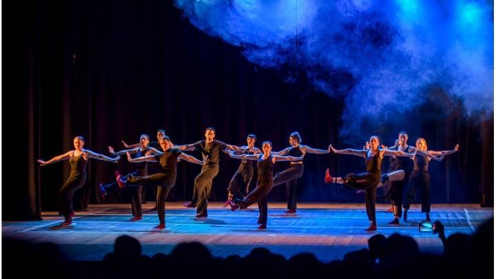 La Escuela Municipal de Danza realizó su muestra anual con un homenaje al rock nacional