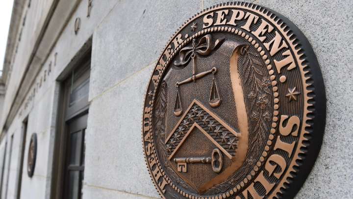 La Administración Trump ordena restringir créditos fiscales a inmigrantes ilegales tras el ataque a soldados de la Guardia Nacional