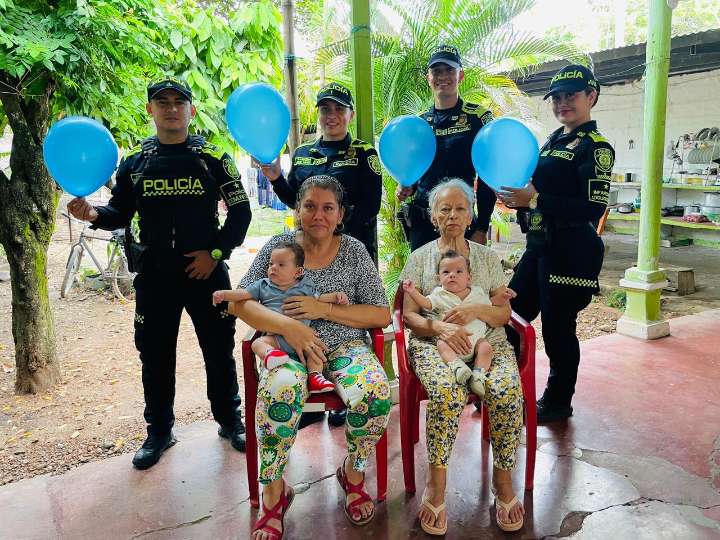 Policías en Yaguará realizaron una campaña para apoyar a madre y sus gemelos