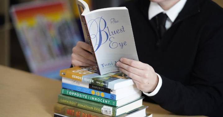 Escuela de Perú apela multa impuesta por un tribunal por permitir el acceso a libros 'inadecuados'