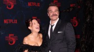 (+Video) Millie Bobby Brown y David Harbour sorprenden al mundo entre risas y abrazos tras conocerse que la actriz le denunció por acoso