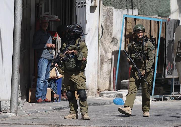 Colonos radicales desafían al ejército con la quema de una mezquita en Cisjordania