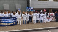 Concentración de protesta de los técnicos superiores sanitarios frente al hospital Álvarez