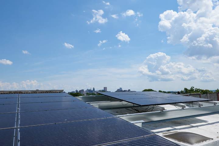 El Programa de Acceso a Energía Solar de Maryland ayuda a las familias a instalar paneles solares y proteger el futuro de sus hijos