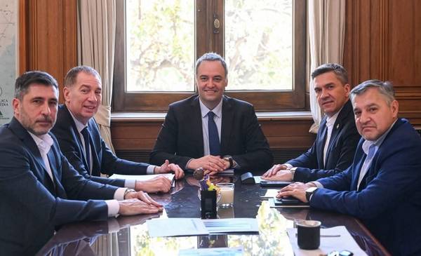 Los gobernadores Zdero y Weretilneck se reunieron con Adorni y Santilli en la Rosada