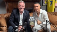 La izquierda rabia contra Cristiano Ronaldo por posar con un libro: "Lo woke está muerto"