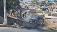 Evacuan a vecinos por incendio en lote de llantas en el Cerro de la Cruz