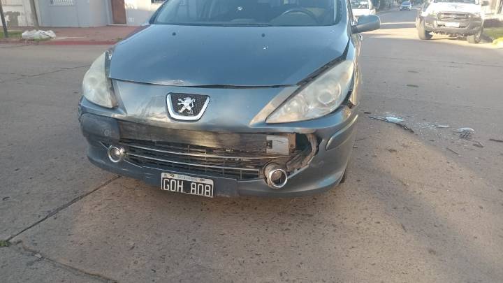 Choque entre dos vehículos s