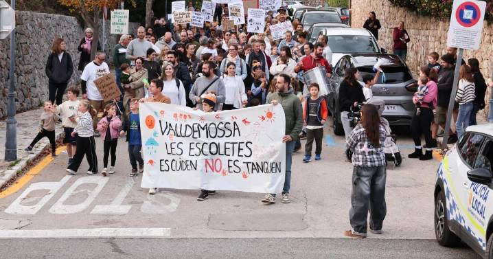 Unas 250 personas se manifiestan ante el Ajuntament contra el cierre de la ‘escoleta’