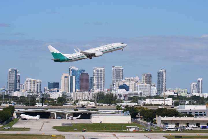 Bipartisan bill aims to pay air traffic controllers during future shutdowns