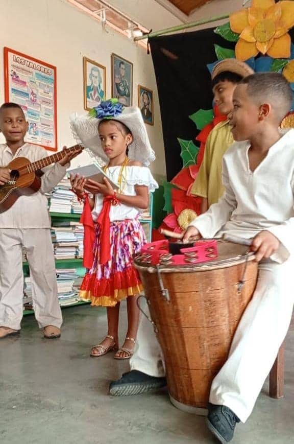 Con danza, música y teatro la EBEB Alejandro Vargas rinde homenaje...