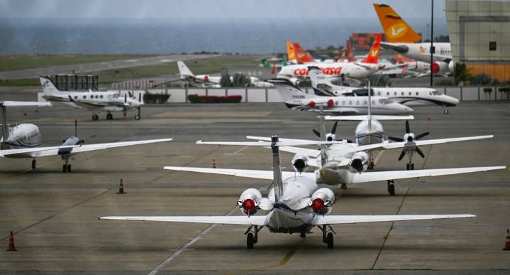Venezuela da 48 horas a aerolíneas para reanudar vuelos o perderán permisos permanentes