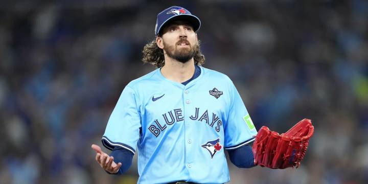 Kevin Gausman beaten by Yoshinobu Yamamoto in World Series Game 6