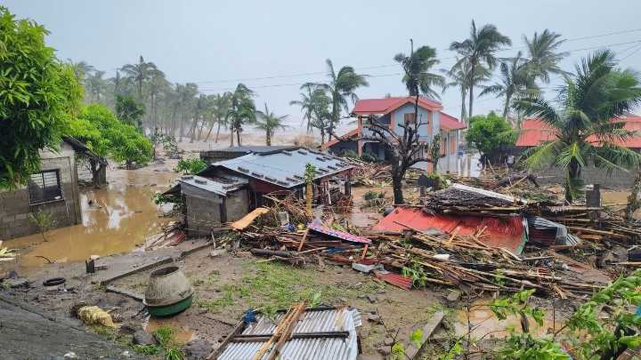 El supertifón Fung-wong se debilita tras tocar tierra en Filipinas, pero las autoridades mantienen las alertas