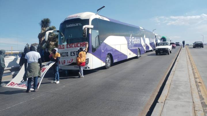 Protesta del Mexe afecta a pasajeros con vuelos internacionales; retienen camiones