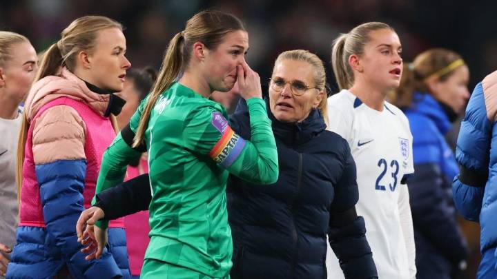 Mary Earps has just been hit with a lesson in professionalism