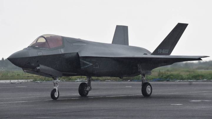 Japan Starts F-35B Training Flights