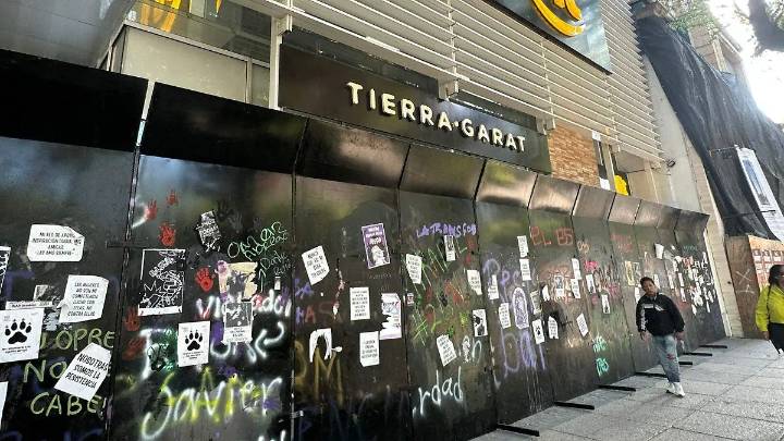 Comerciantes colocan protecciones a locales ubicados en ruta de marcha de la Generación Z