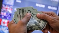 El dólar oficial cayó a mínimos de tres semanas