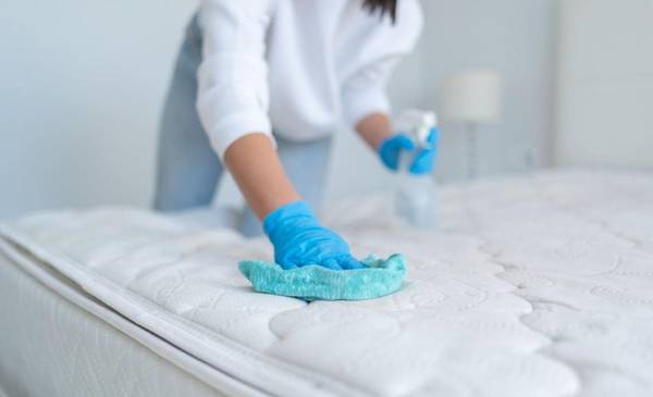 El secreto de los hoteles: el truco para limpiar el colchón