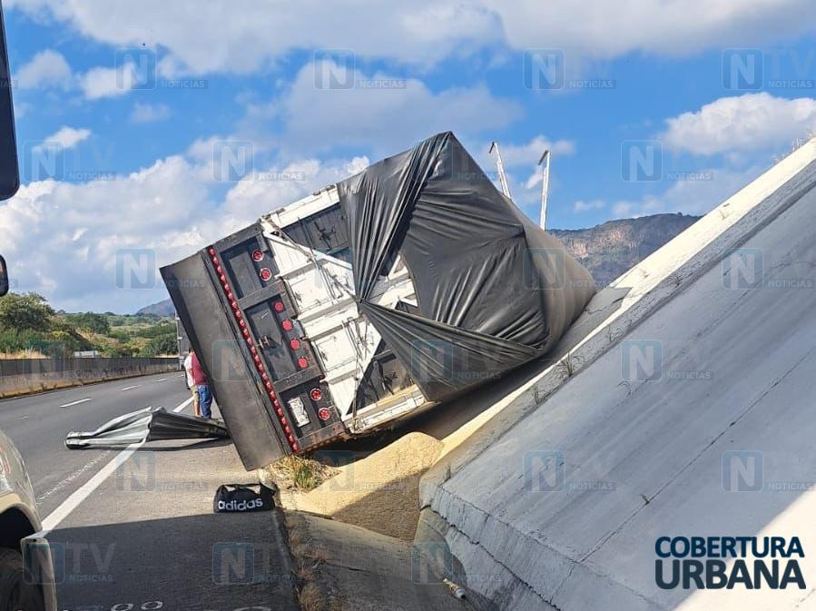 Se distrae conductor y vuelca tráiler en autopista Tepic–Guadalajara; deja un lesionado