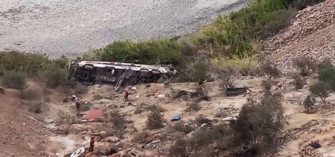 Tragedia en Arequipa: al menos 37 muertos tras caída de bus por un barranco en Perú