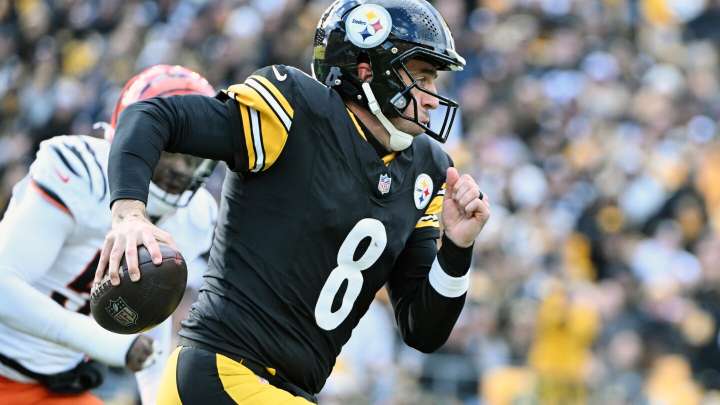 Mike Tomlin confirms that Aaron Rodgers has a fractured wrist, doesn't rule him out