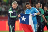 La reacción de Claudio Bravo por la renovación de Manuel Pellegrini en Real Betis